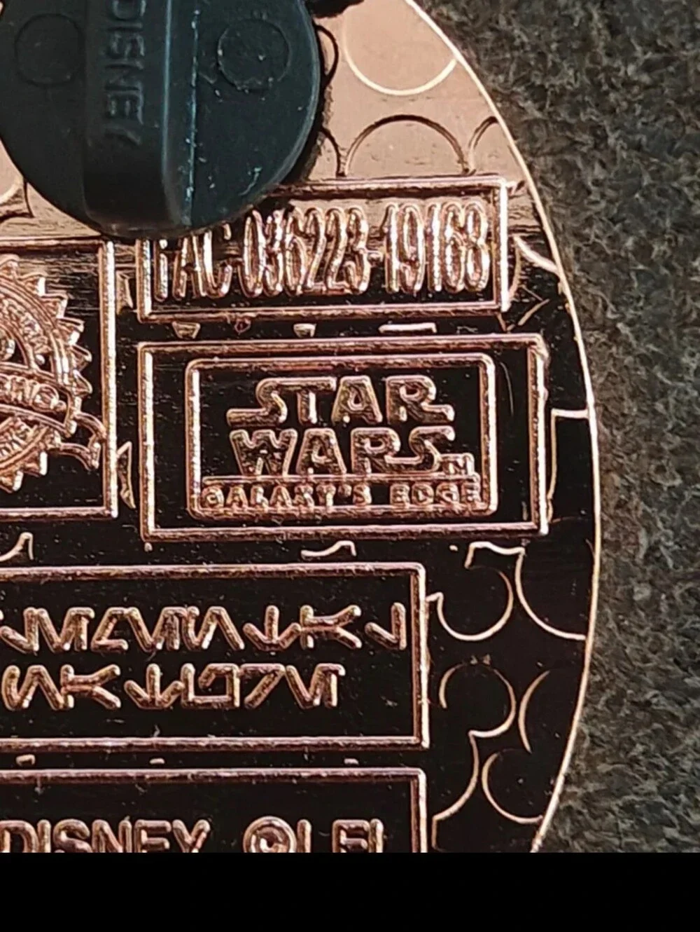 2019 Star Wars Galaxy's Edge Savi's Lightsaber Workshop Elemental Nature Pin
